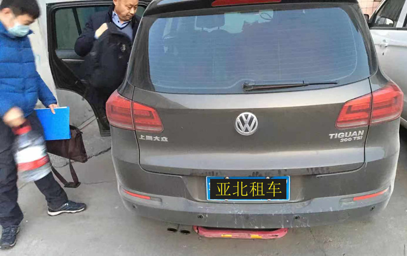 途觀(guān)租車(chē)野外取樣進(jìn)行水質(zhì)檢測調查